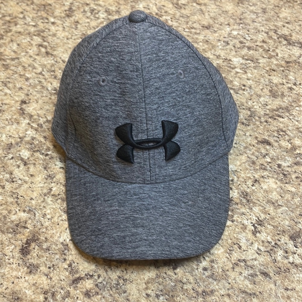 Under Armour Youth Hat/Cap. Size SM/MD Youth. Gray with Black logo GUC
